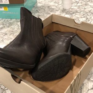 Born Concept; Dark Brown; Size 8